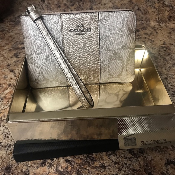 NWT Coach Wristlet - Picture 3 of 6
